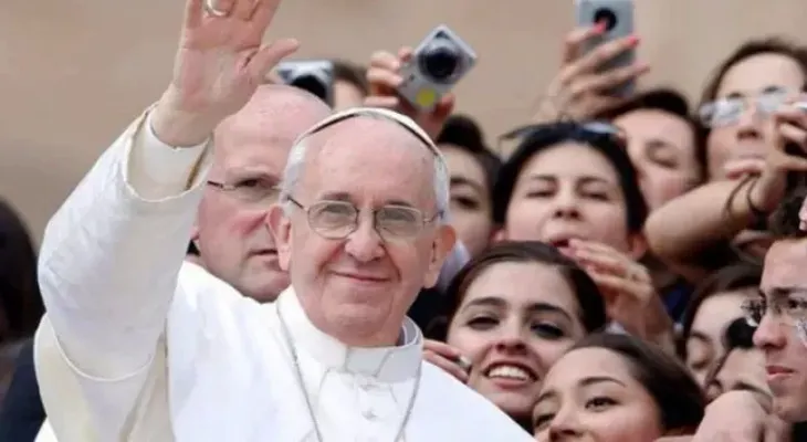 El papa aplaude a "todas las mujeres" por crear "una sociedad más humana"