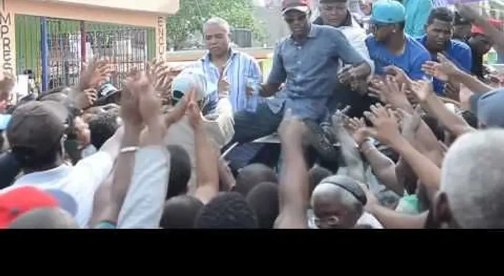 Alcalde Francisco Fernández regala billetes de RD$1,000 frente a centro de votación (VIDEO)