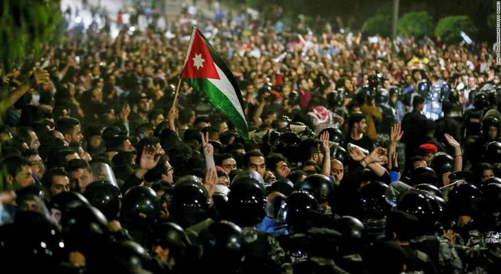 Dimite el primer ministro de Jordania tras varios días de intensas protestas contra las medidas de austeridad