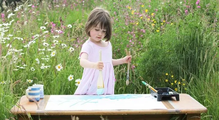 Genio de la pintura: Una niña autista vende sus cuadros por miles de dólares