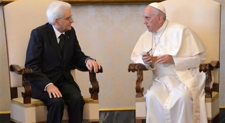 El papa pide hacer más por inmigrantes que llegan a Italia 