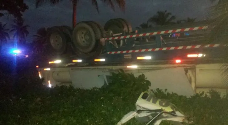 Patana se vuelca en autopista Las Américas; conductor fuera de peligro