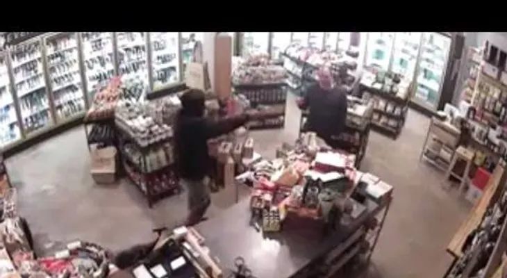 Un ladrón armado entra a robar una tienda, pero el dueño tenía otros planes