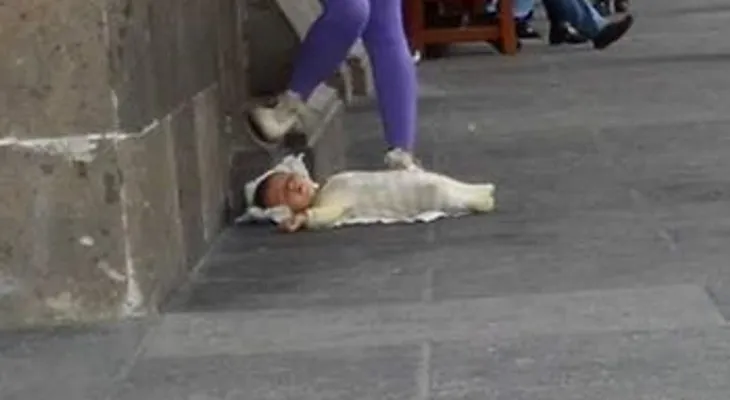 Reportan a #LadyWifi, mujer que tira en el suelo a su bebé ¡para poder chatear!