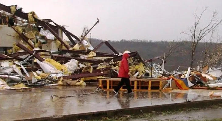 Tormenta hace volcar 30 camionetas en Mississippi