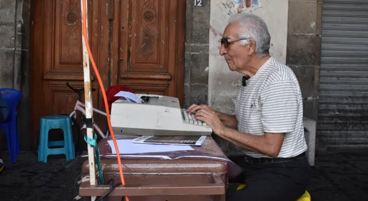 El oficio de escribano público sobrevive en la Plaza de Santo Domingo de Ciudad de México