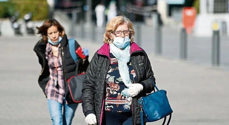 La OMS confirma que la Covid-19 no se transmite a través del aire y no es necesario llevar mascarillas