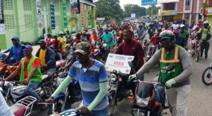 Motoconchistas protestan porque les prohíben transportar pasajeros sin cascos protectores 