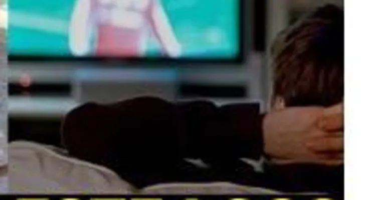 Un hombre encuentra su mujer muerta y se pone a ver TV, pensando que estaba borracha
