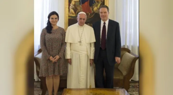 "Me temblaron las rodillas pero igual acepté", dice la primera mujer viceportavoz del papa