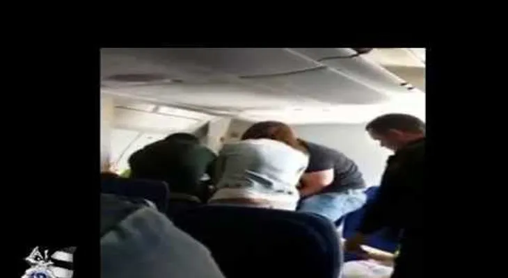 Policías golpean a dominicano dentro de un avión (Video)
