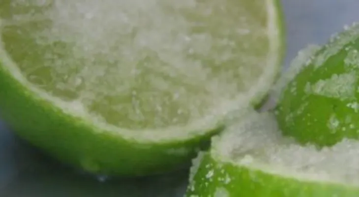 El limón congelado sirve para quitar los tumores malignos