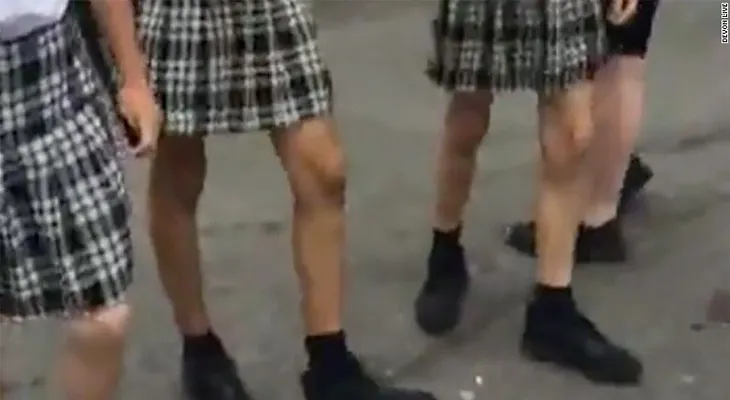 Estos estudiantes se pusieron faldas para protestar por no poder usar pantalones cortos en su escuela