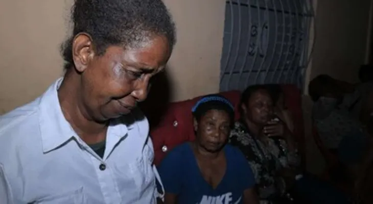Familiares denuncian que policías mataron a tiros a gemelos de 16 años mientras dormían en Santo Domingo Este