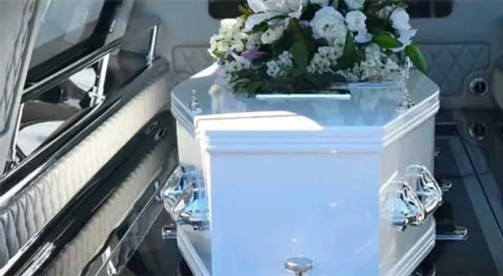 Declarado con muerte cerebral, y antes de ser cremado su madre notó que tenía lagrimas y lo salvó