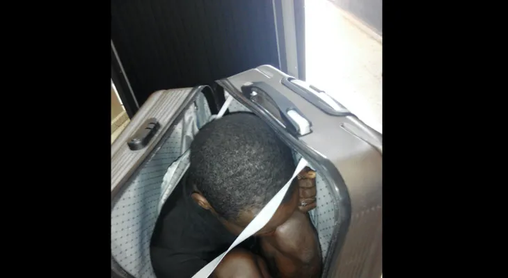 Guardia Civil española rescata a un inmigrante que trataba de cruzar la frontera escondido en una maleta