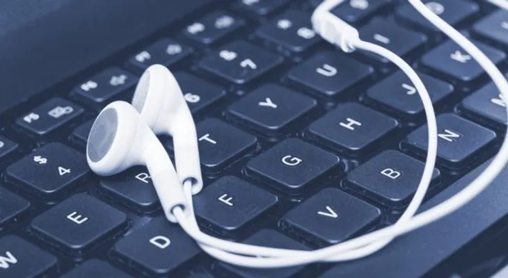 Cómo los audífonos de tus dispositivos pueden convertirse en micrófonos para espiarte