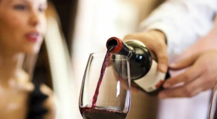 Los errores imperdonables que cometes al tomar vino y champán