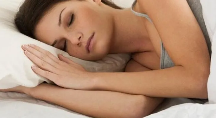 Dormir una siesta contrarresta efectos dañinos de la falta de sueño