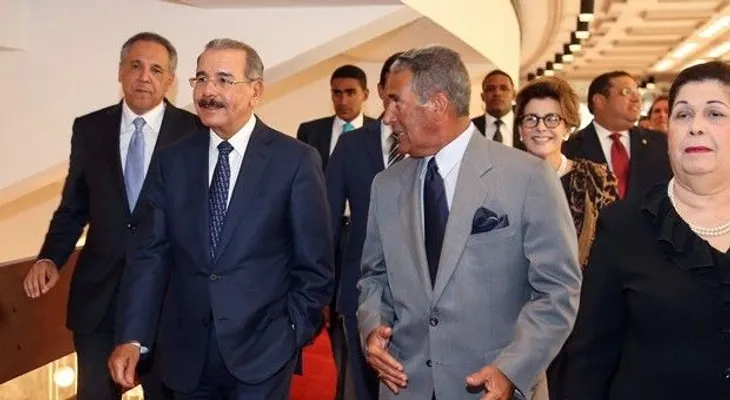 Medina supervisa trabajos de remozamiento del Teatro Nacional