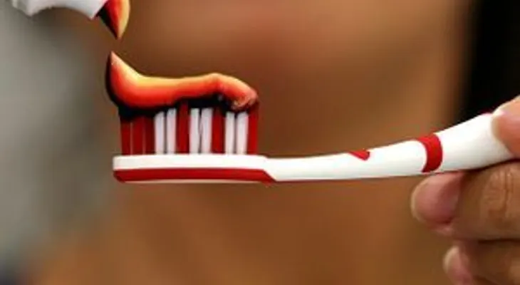 Los quí­micos usados en la pasta dental adelantaría la pubertad en las niñas