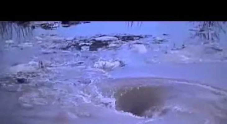 "Monstruo" de la naturaleza se traga todo a su paso. Video