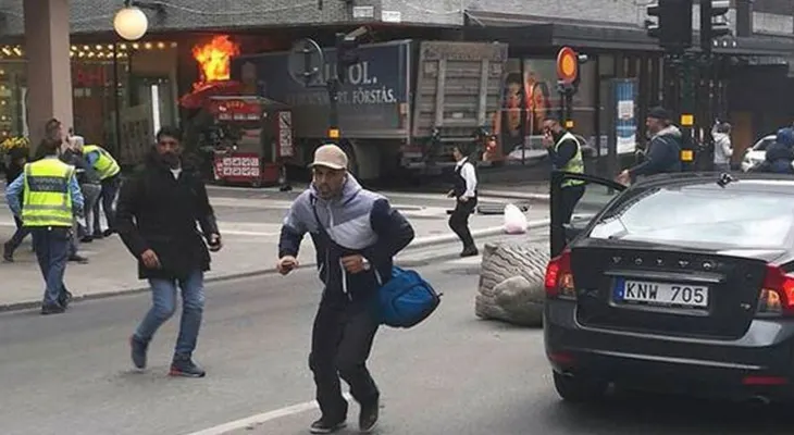 Atentado terrorista en Estocolmo: Un camión atropella multitud y deja al menos 3 personas muertas