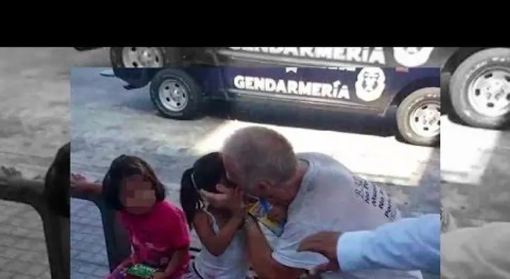 Un extraño besaba a niñas fue denunciado, pero los padres los defendieron... (VIDEO)
