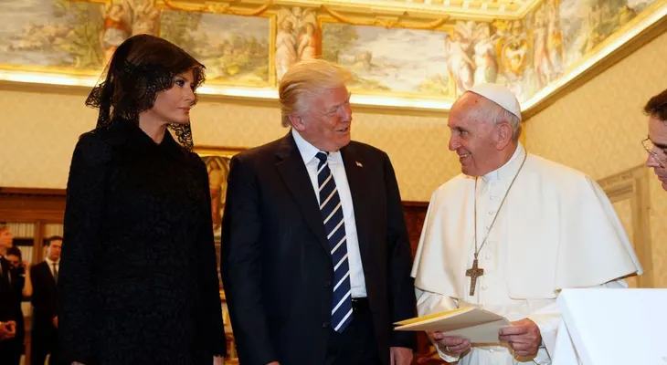 "¿Qué le das de comer a Donald Trum, potizza?", le preguntó el papa a Melania en español