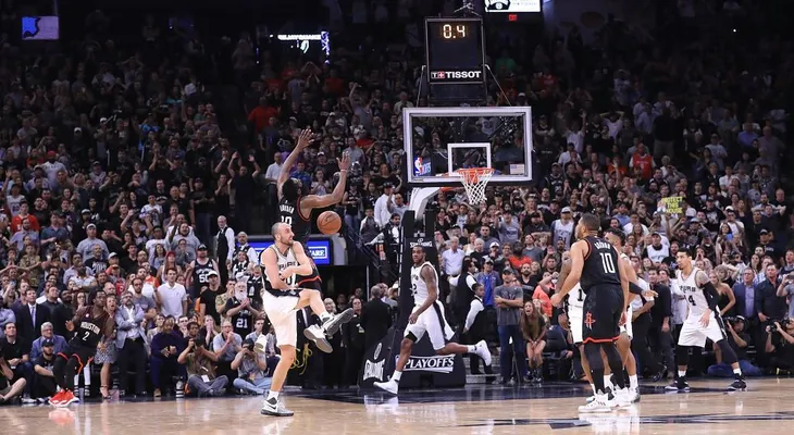 El espectacular bloqueo del argentino Emmanuel Ginóbili en el último segundo del partido