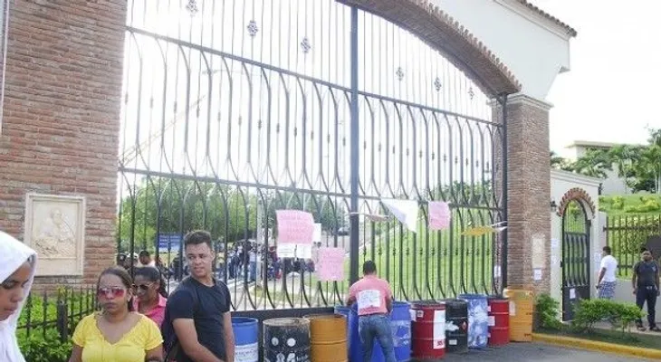 Estudiantes cierran con barricada el Cursa-UASD