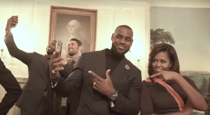 Michelle Obama y LeBron James 'congelados' durante un 'Mannequin Challenge'
