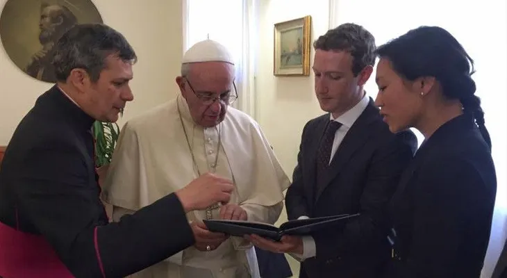 Zuckerberg regala al papa modelo de dron que dará Internet a pobres