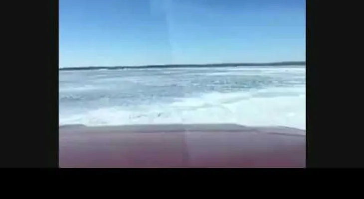 Un camión cae al agua después de romperse el hielo de un lago