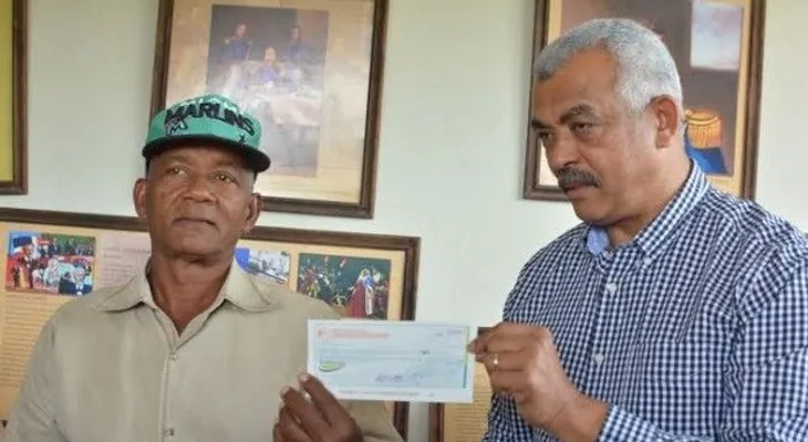 Presidencia entrega RD$ 13 millones a dos asociaciones de Hato Mayor