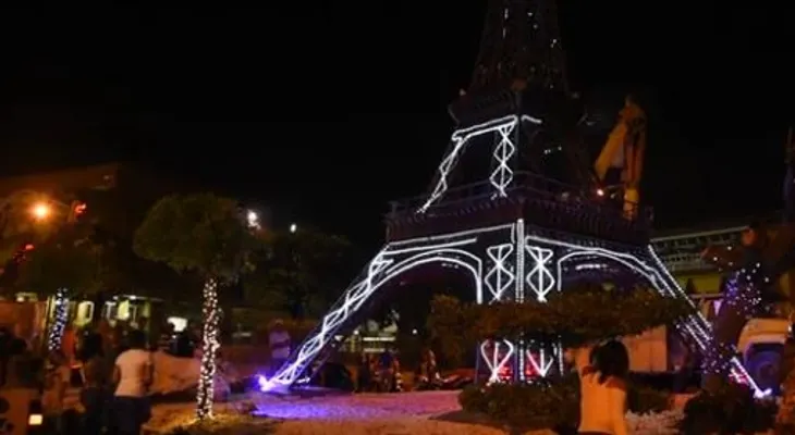 Prueban luces en réplica de la Torre Eiffel para su inauguración el martes