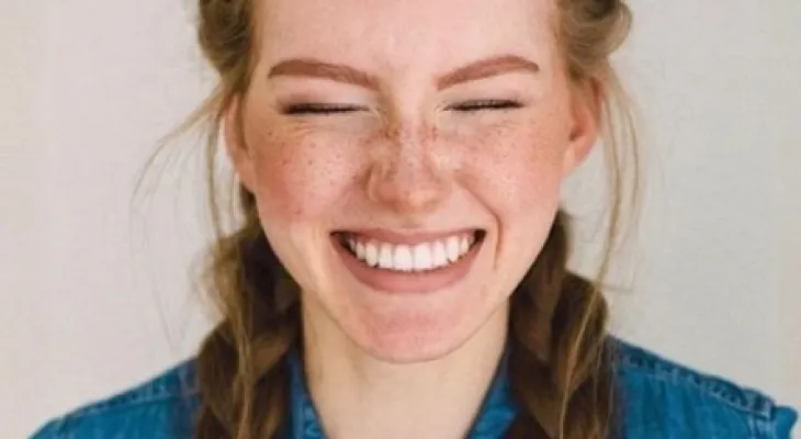 Causas y posibles soluciones para los dientes amarillos