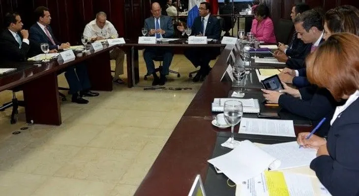 Navarro se reúne con legisladores para coordinar defensa del país en el exterior