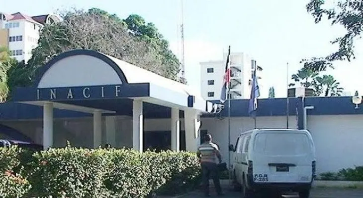 Hallan cadáver de "reconocido delincuente" a orilla de carretera en Santiago