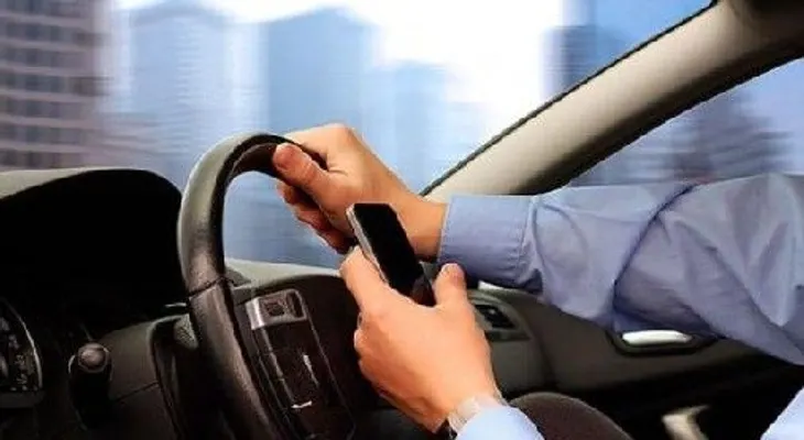 Aumentan multas a conductores NY por manejar y  chatear a la vez