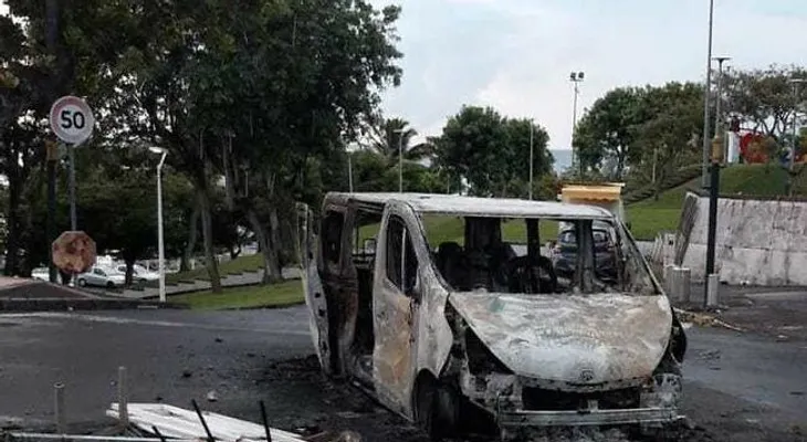 Toque de queda en Guadalupe por fuertes protestas contra las restricciones por el Covid-19