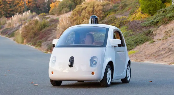 Policía detiene por ir muy despacio, un auto de Google que se maneja solo