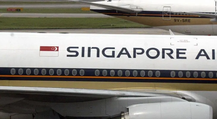 Colapsa tren de aterrizaje de avión de Singapore Airlines