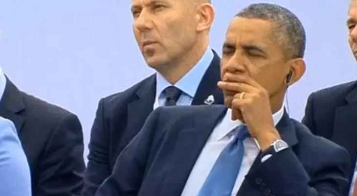 Video: Duelo de 'cabeceos' entre Obama y el presidente polaco