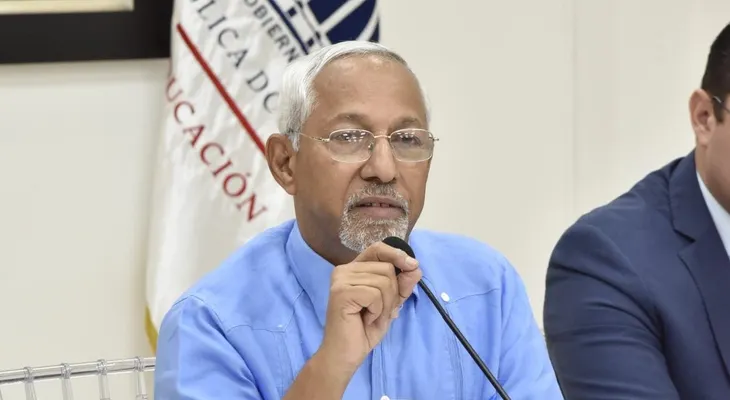 Presidente destituye a Ceara Hatton, de Medio Ambiente y ministro de Educación, desmiente haya renunciado