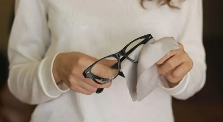 La pasta de dientes y otros trucos que no fallan para eliminar rayones de los lentes. No dudes en probarlos