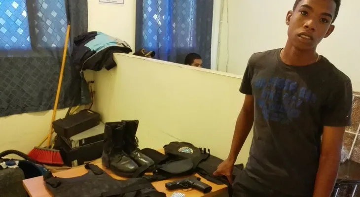 Apresan joven se hacía pasar por miembro de la Policía en La Romana