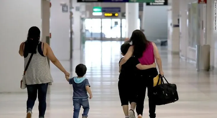 Cientos de niños inmigrantes permanecen separados de sus padres en EE.UU 