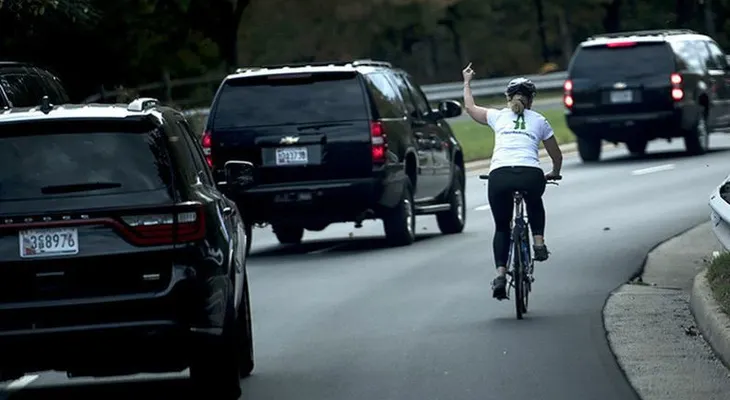 Despiden a una mujer por realizar un gesto "obsceno" al convoy de Trump