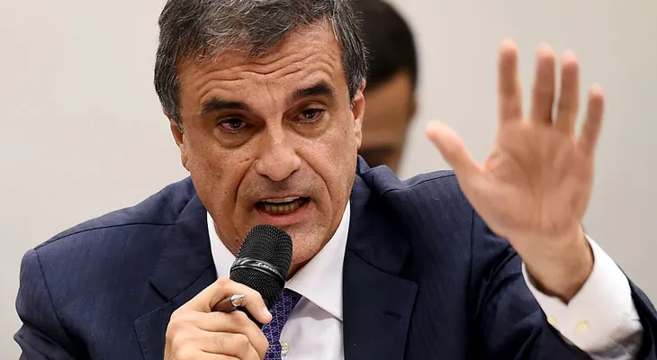 Fiscal general presenta moción contra juicio político de Rousseff